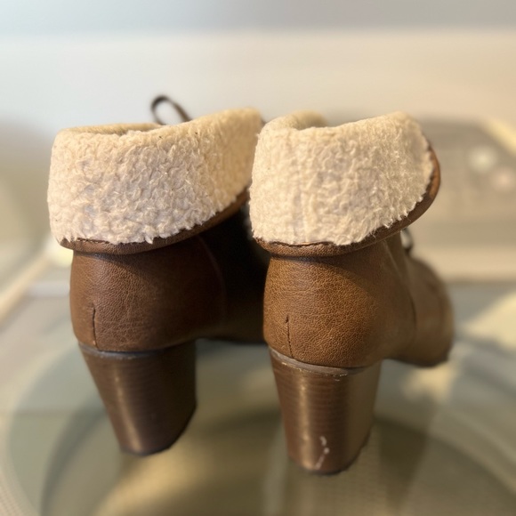 BETHANY MOTA Brown Lace Up Sherpa Ankle Boots - Picture 3 of 4